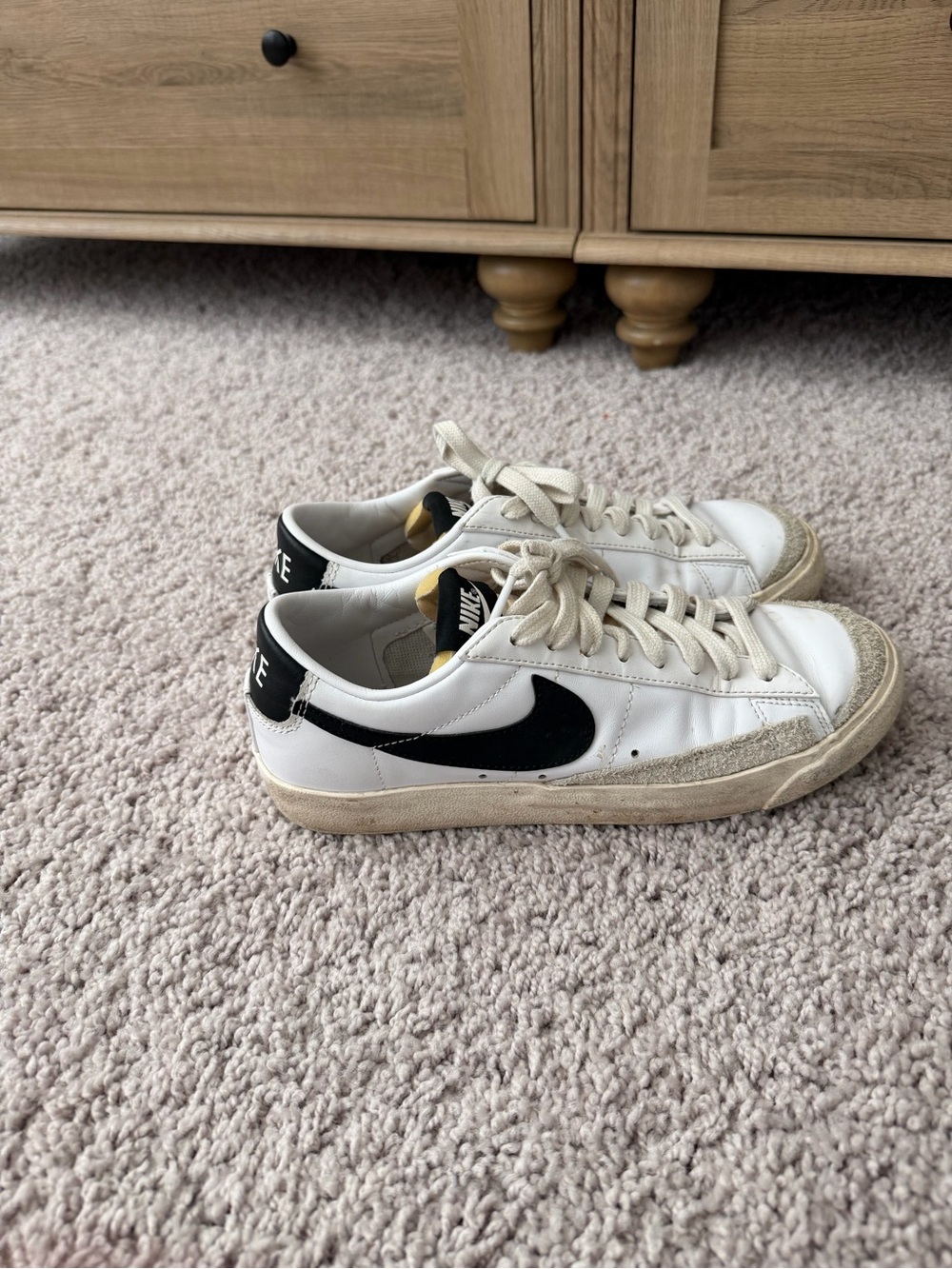 Nike White & Black Low-Top Sneakers